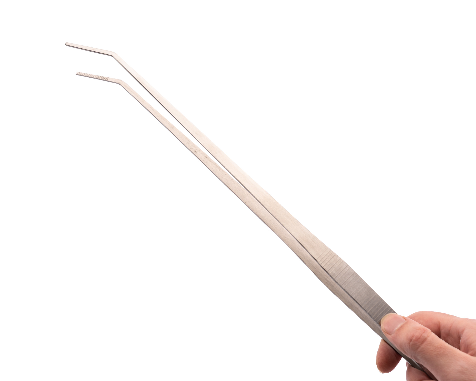 Hand hält lange, gebogene Präzisionspinzette aus Edelstahl